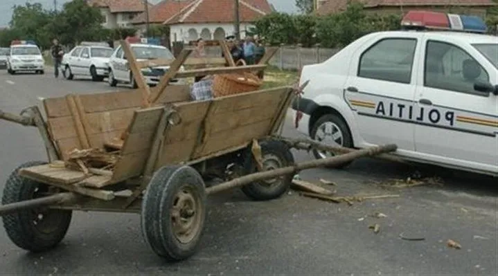 Trei răniți într-un accident între o mașină și o căruță la Sânzieni